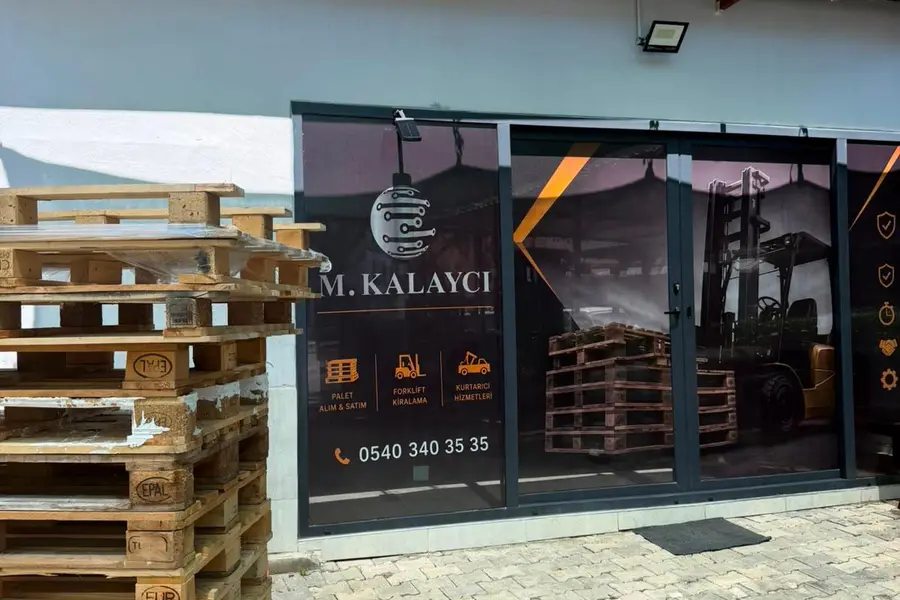 EPAL damgalı ahşap palet istifi ve M.Kalaycı vitrini, İzmir Pınarbaşı